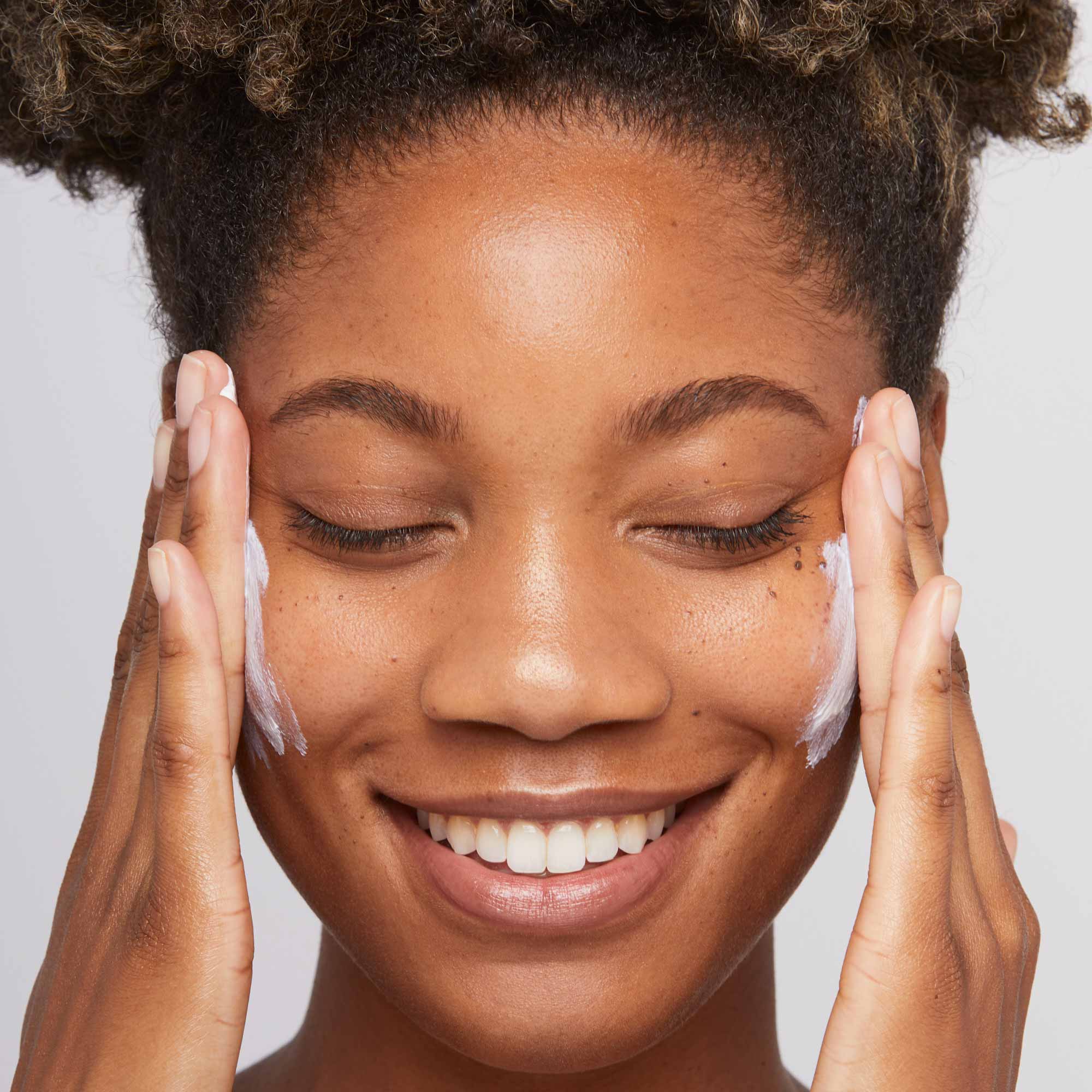 Invisible Physical Defense Mineral Sunscreen Spf30 - Image 6